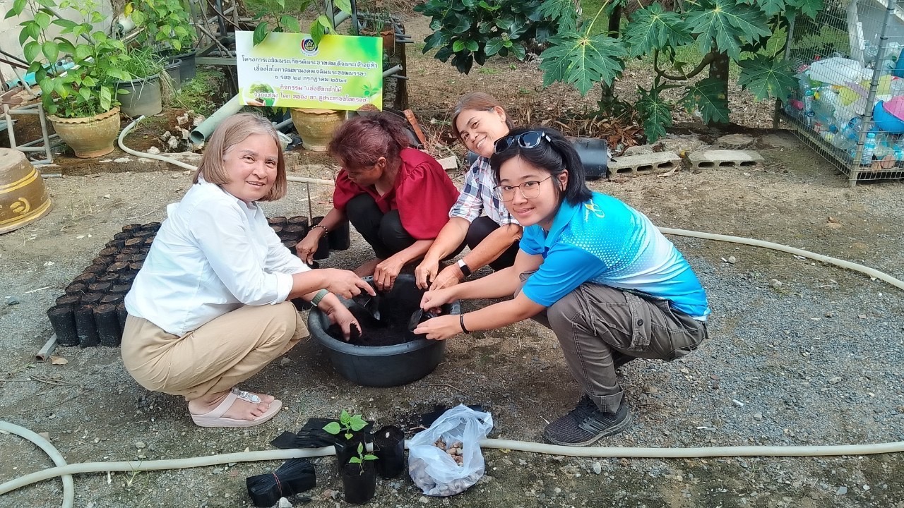 สำนักงานพัฒนาชุมชนอำเภอละอุ่น ส่งเสริมครัวเรือนและเครือข่าย ศูนย์เรียนรู้ โคก หนอง นา โมเดล เพาะเมล็ดพันธุ์เพื่อแบ่งปันให้กับประชาชนในหมู่บ้าน